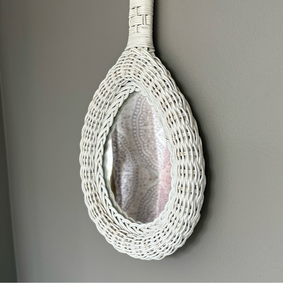 Vintage 1970s Hand Held White Wicker Vanity Mirror 14” Tear Drop Victorian Style - Picture 11 of 11